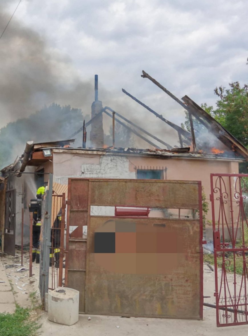A városőrök hozták ki a lángoló ház udvarából a makacs férfit.