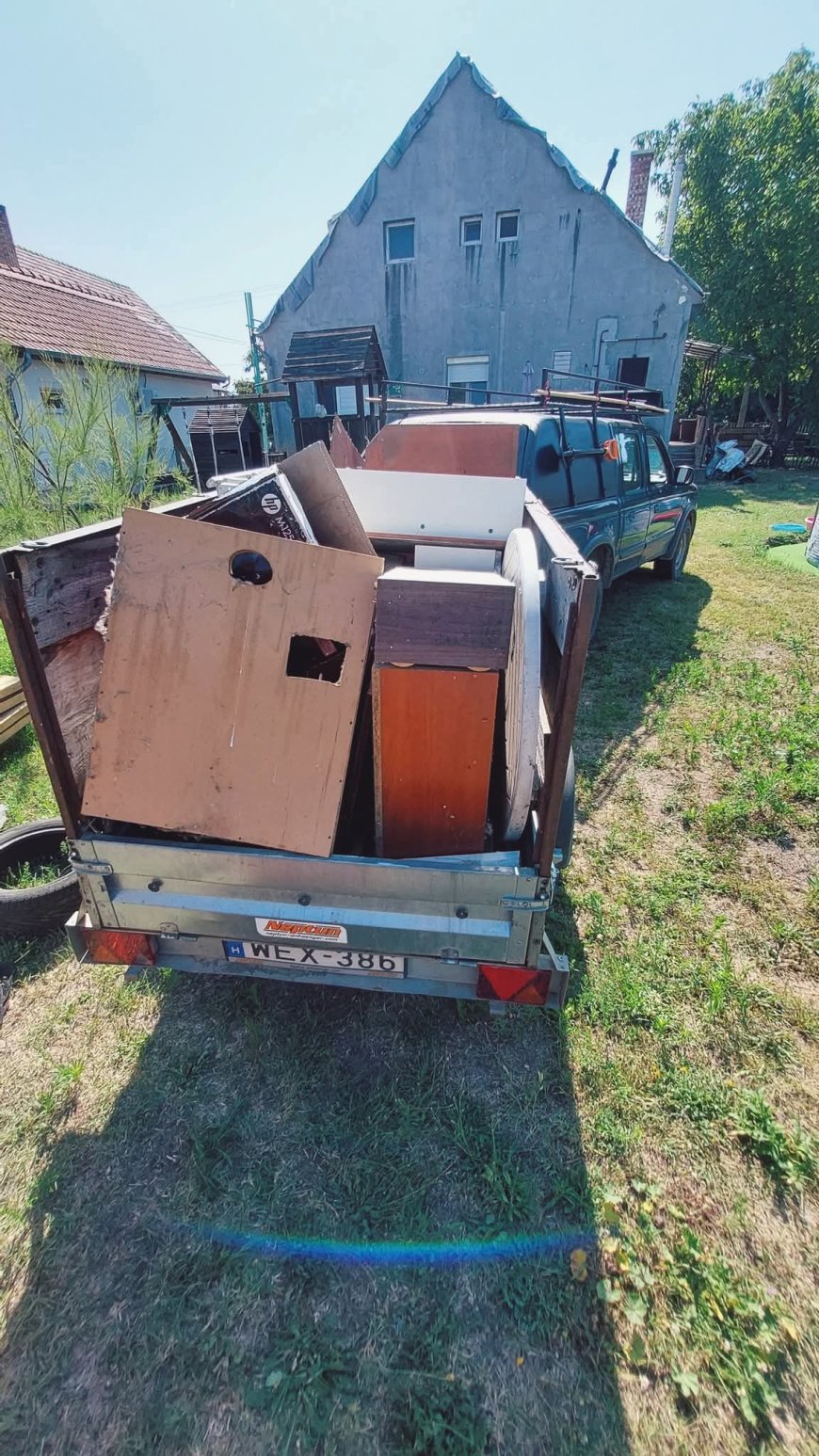 A hivatal áll, de az élet megy tovább.