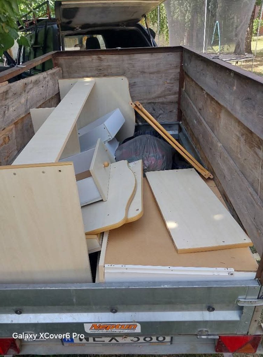 A hivatal áll, de az élet megy tovább.