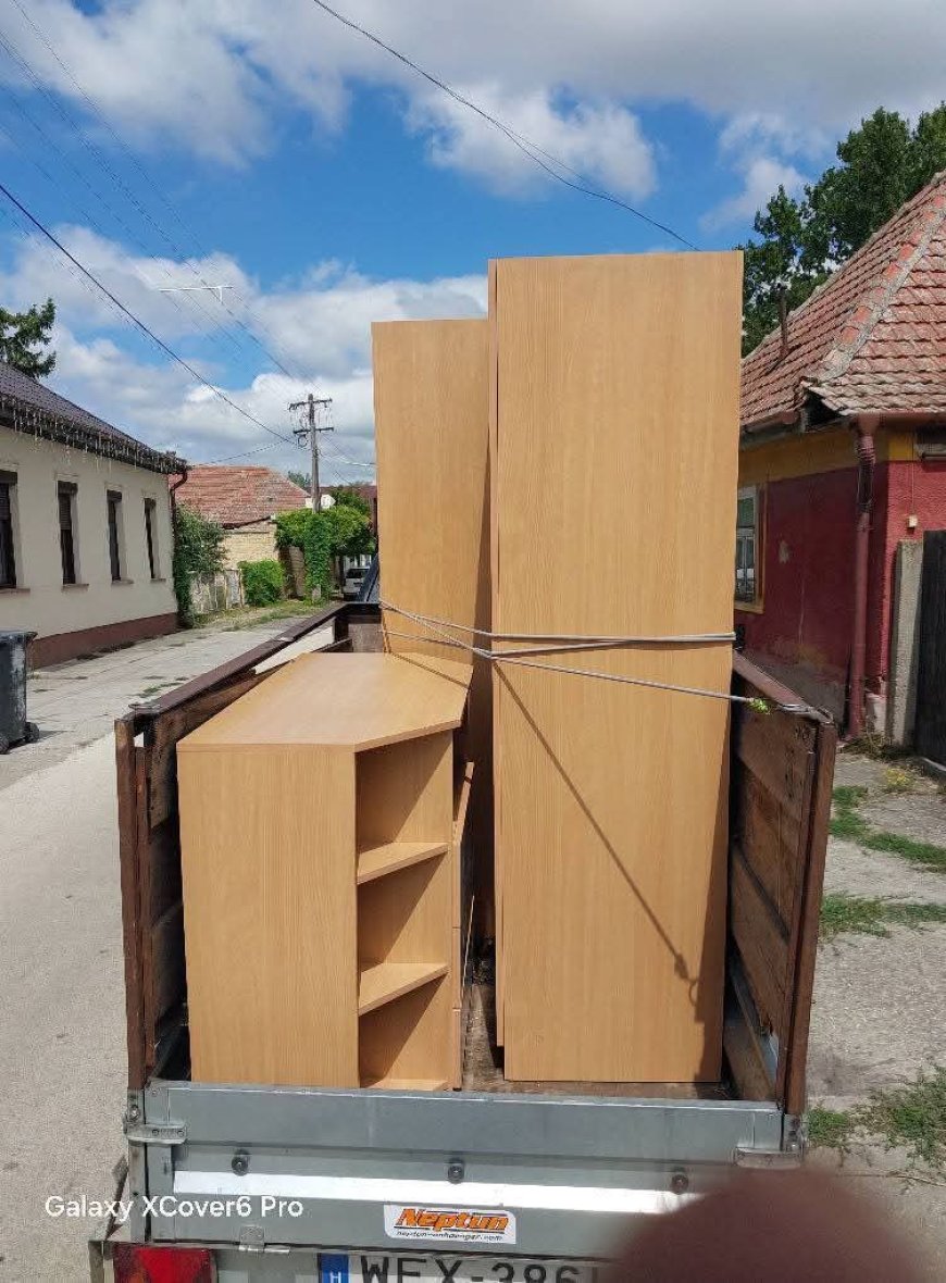 A hivatal áll, de az élet megy tovább.