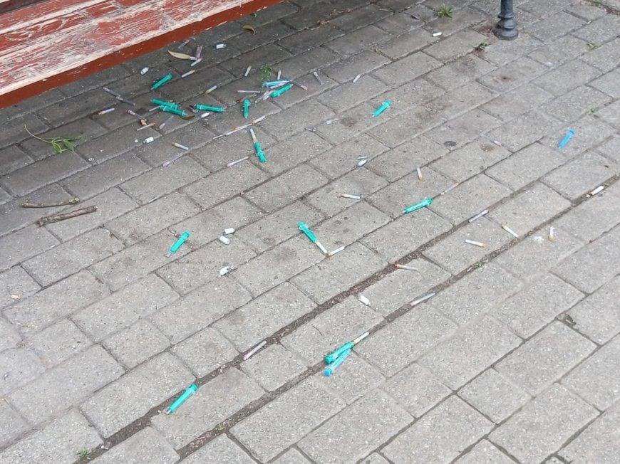 Döbbenetes látvány Szolnokon: Kábítószer-fogyasztás nyomai a közterületen