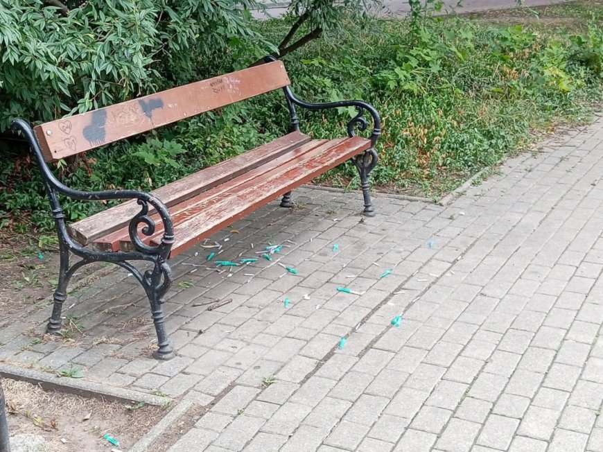 Döbbenetes látvány Szolnokon: Kábítószer-fogyasztás nyomai a közterületen